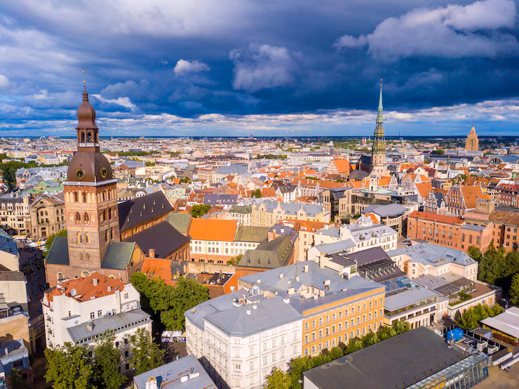 İsveç - beautiful-aerial-view-riga-latvia-cloudy-day_181624-38835.jpg