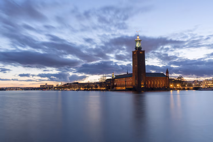 İsveç - breathtaking-view-city-hall-building-stockholm-captured-twilight_181624-34431.jpg
