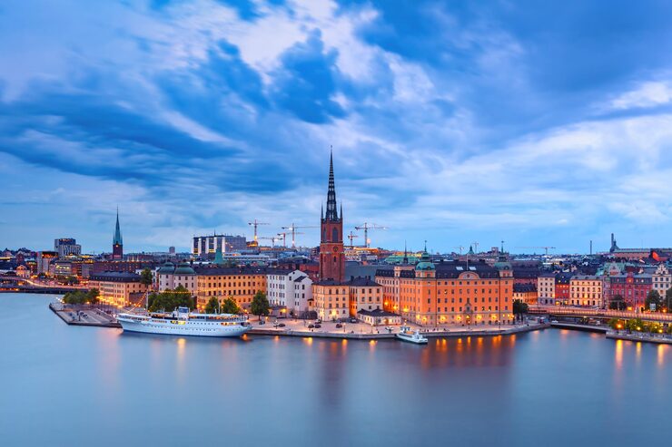 İsveç - scenic-aerial-night-view-riddarholmen-gamla-stan-old-town-stockholm-capital-sweden_218319-7931.jpg